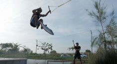 Wakeboarding je skvělý sport, jež zvládnou i začátečníci.