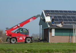 Building Solar Panels Truck  - Elsemargriet / Pixabay