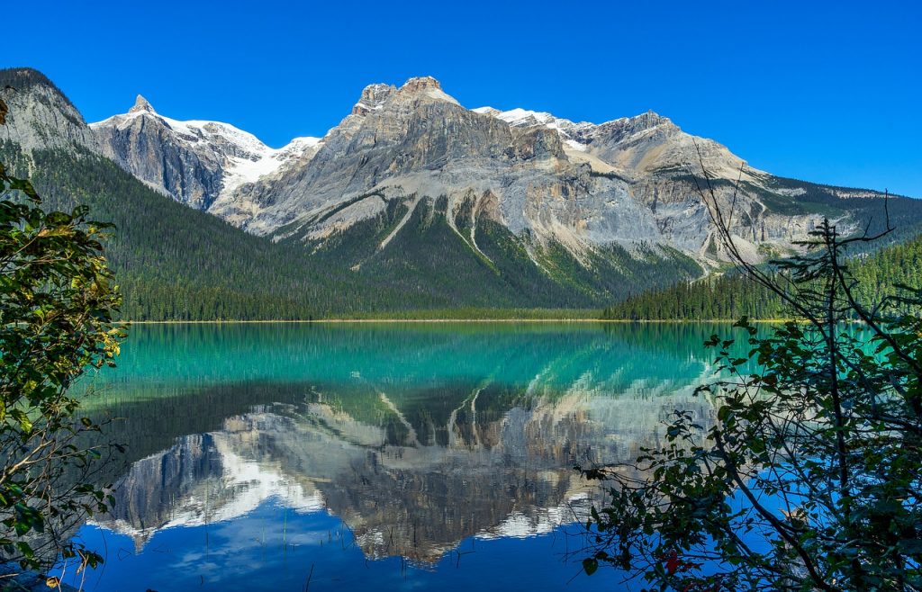 Emerald Lake Lake Mountains Trees  - Sonyuser / Pixabay