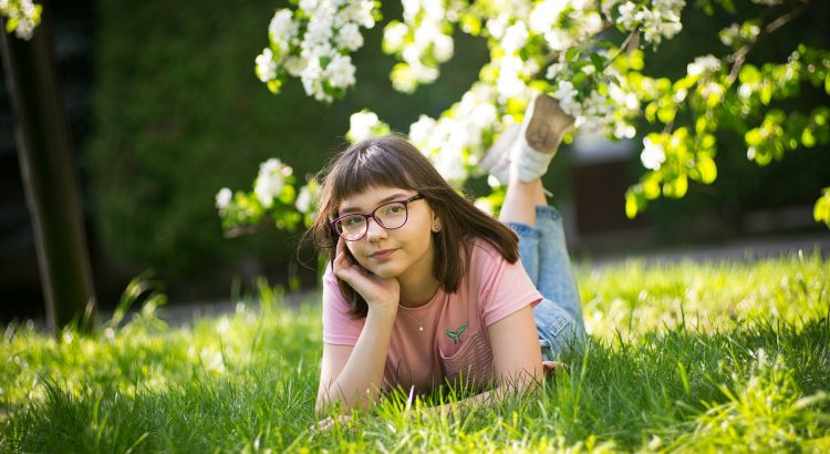 Girl Glasses Grass Eye Glasses  - sooflio / Pixabay