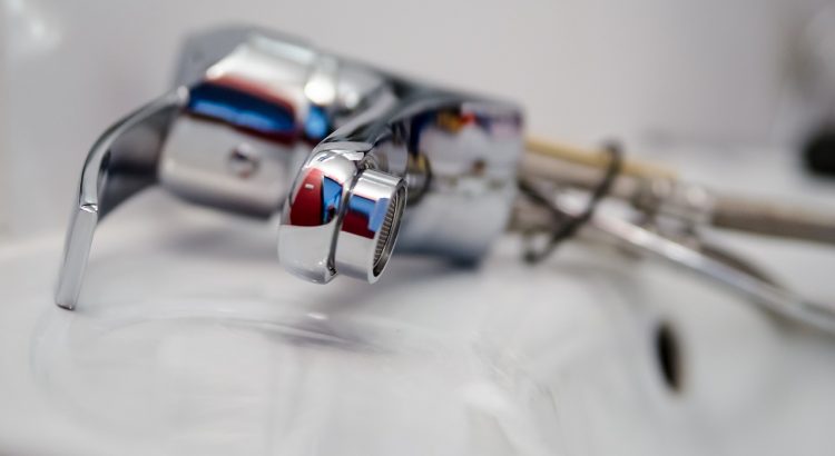 Plumber Repair Tap Battery  - jarmoluk / Pixabay